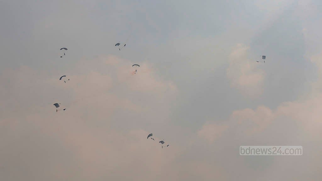 ১৬ ডিসেম্বর ২০২৫: বিজয় দিবসে ঢাকার তেজগাঁওয়ে জাতীয় প্যারেড স্কয়ারে ফ্লাই পাস্ট, প্যারাজাম্প ও বিশেষ অ্যারোবেটিক প্রদর্শনী করে সশস্ত্র বাহিনী। মুক্তিযুদ্ধ বিষয়ক মন্ত্রণালয়ের সহায়তায় এ আয়োজন করা হয়। ছবি: মাহমুদ জামান অভি