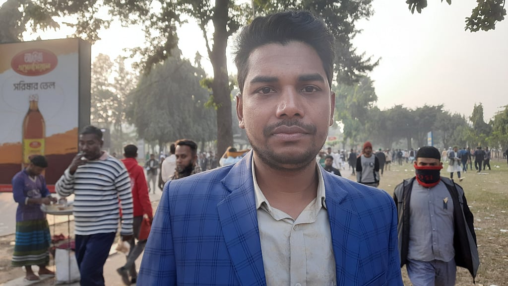 খালেদা জিয়ার জানাজায় অংশ নিতে পাবনা থেকে ঢাকায় এসেছেন তরুণ আব্দুল ওয়াহাব।