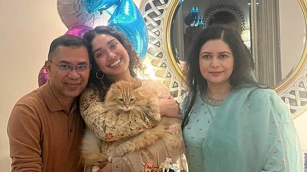 বাবা তারেক রহমান, মা জুবাইদা রহমান আর পোষ্য জেবুর সঙ্গে জাইমা রহমান। 