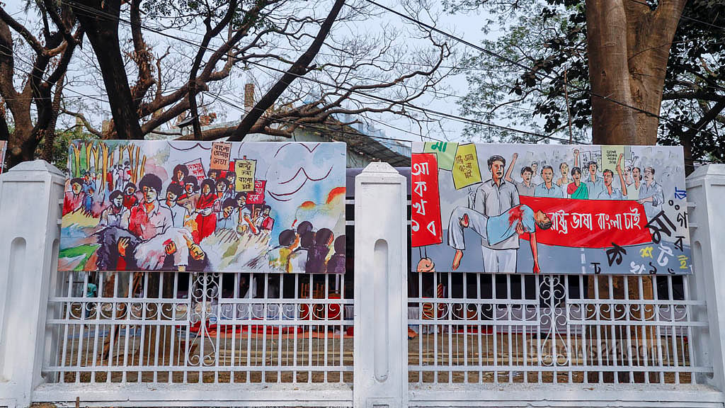 কেন্দ্রীয় শহীদ মিনার এলাকার দেয়ালে ফেস্টুন দিয়ে ফুটিয়ে তোলা হয়েছে ভাষা অন্দোলনের ইতিহাস। ছবি: মাহমুদ জামান অভি