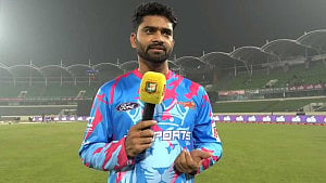 চোট পেয়ে মাঠ ছাড়ার দুই বল পরই মাঠে ফিরে জয়ের নায়ক আলিস