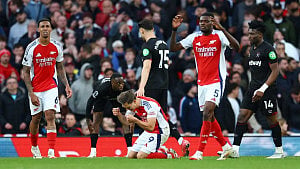 Arsenal title hopes hit in shock defeat