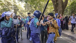 পুলিশ কথা রাখল না, শিক্ষক প্রার্থীদের ছত্রভঙ্গে লাঠিচার্জ