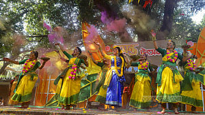 বকুলতলায় বসন্ত বরণ