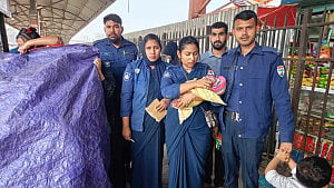 ট্রেনে প্রসব বেদনা, স্টেশনের প্লাটফর্মে সন্তান প্রসব