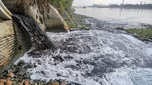 দূষণে নাকাল বুড়িগঙ্গা