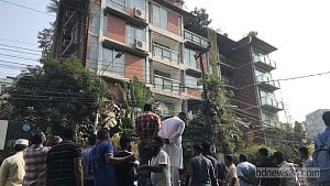 ডাকাতির খবরে চট্টগ্রামে বাড়ি ঘিরে অভিযান