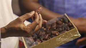 বাদামতলিতে জমজমাট খেজুর বেচাকেনা