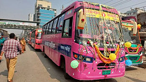 সড়কে কম গোলাপি বাস, ‘অনীহা’ শ্রমিকদের