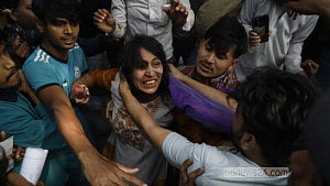 ৩২ নম্বরে আওয়ামী লীগ সন্দেহে নারীসহ দুজনকে গণপিটুনি