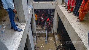 ধানমন্ডি ৩২: পানি সরিয়ে কিছু মেলেনি