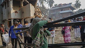 ধানমন্ডি ৩২: দুদিনের ভাঙচুর-লুটপাটের পর গরু জবাই করে ‘জিয়াফত’