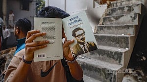 ভাঙচুরের পর ধানমন্ডি বত্রিশে লুটপাট