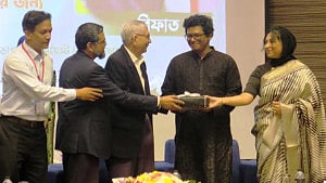 ‘অভ্র’র সহ প্রতিষ্ঠাতা রিফাত নবীকে সংবর্ধনা দিল ইস্ট ওয়েস্ট ইউনিভার্সিটি