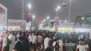 একুশের সকালে ‘জনশূন্য বইমেলা’ দুপুর গড়াতেই ‘জনসমুদ্র’