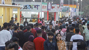 প্রথম দিনেই ভিড় বইমেলায়, আছে অব্যবস্থাপনাও