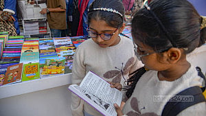 পাঠাভ্যাসে অরুচি: বই থেকে মনোযোগ রাজনীতির মাঠে