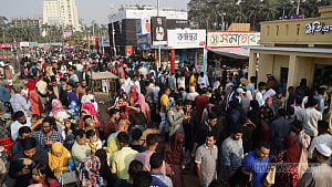 ছুটির দিনে বইমেলায় ভিড়