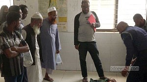 গোপালগঞ্জে মাটি কাটতে গিয়ে ভেকু উল্টে প্রাণ গেল চালকের