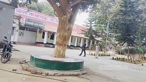 খাগড়াছড়িতে কারারক্ষীদের হাতে জেলার অবরুদ্ধ