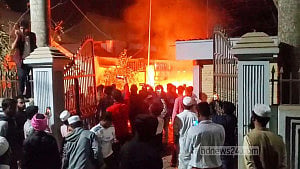 কিশোরগঞ্জে সাবেক রাষ্ট্রপতির বাড়িতে আগুন, দলীয় কার্যালয়ে ভাঙচুর