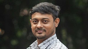 মির্জা আব্বাসকে ‘ভয়ভীতি’, নাসীরুদ্দীন পাটওয়ারীর বিরুদ্ধে মামলার আবেদন