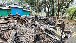 নোয়াখালীতে চুলা থেকে বাড়িতে আগুন, দগ্ধ স্বামী-স্ত্রীর মৃত্যু