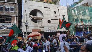 বিএনপির ‘কৃপা’ নাকি ‘ব্যর্থতা’: কার হাতে আওয়ামী লীগের ভবিষ্যৎ?