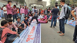 চাকরি জাতীয়করণের দাবিতে আউটসোর্সিং কর্মচারীদের সড়ক অবরোধ
