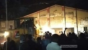 পাবনায় গুঁড়িয়ে দেওয়া হল আওয়ামী লীগ কার্যালয়, নামফলক ভাঙচুর