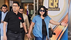 পলকের স্ত্রীর আয়কর নথি জব্দ