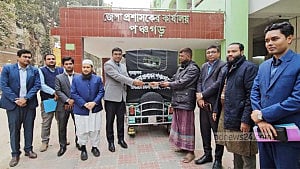 কিডনি বিক্রির বিজ্ঞাপন দেওয়া দম্পতি পেলেন ইজিবাইক