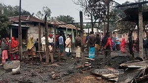 পঞ্চগড়ের অগ্নিকাণ্ডে পুড়ে গেছে ২৫ বাড়ি