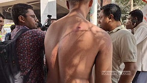 সচিবালয়ের সামনে চাকরিচ্যুত পুলিশ সদস্যদের লাঠিপেটা