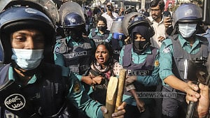শাহবাগে চাকরিপ্রত্যাশীদের লাঠিপেটা, টিয়ারশেল ও জলকামান