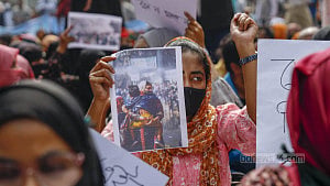জাদুঘরের সামনে অবস্থানে নিয়োগপ্রত্যাশী শিক্ষকরা