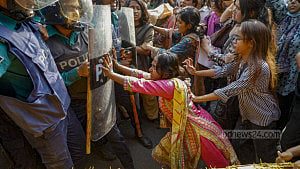 ধর্ষণবিরোধী পদযাত্রায় পুলিশের বাধা, ধস্তাধস্তি