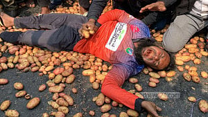 হিমাগারের ভাড়া দ্বিগুন বাড়ায় সড়কে আলু ফেলে প্রতিবাদ