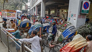 মেট্রো স্টেশন ঘিরে রিকশার জটলা