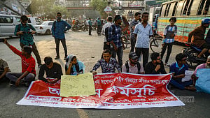 তিন দাবিতে শাহবাগে অভ্যুত্থানে আহতরা, সড়কে দুর্ভোগ
