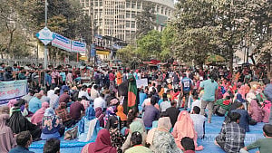 শাহবাগে অবস্থানে শিক্ষক পদে নিয়োগ বাতিল হওয়া প্রার্থীরা