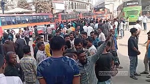 গোলাপি বাস: কাউন্টারভিত্তিক সেবায় অসন্তোষ শ্রমিকদের, অবরোধ