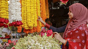 ফাগুনের আগে ফুলের সৌরভ ছড়াচ্ছে শাহবাগ