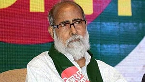 ‘পতাকা যারে দাও তারে বহিবারে দাও শকতি’