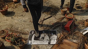 ৩২ নম্বরে বাড়ি ভাঙা আপাতত বন্ধ, চলছে লুটপাট