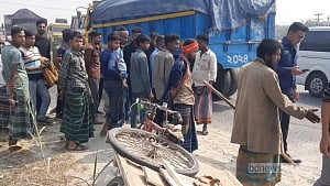 টাঙ্গাইলে বাসচাপায় ভ্যান চালকসহ নিহত ২