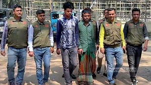 চলন্ত বাসে ডাকাতি-যৌন নিপীড়নের ঘটনায় দুই সহোদর গ্রেপ্তার