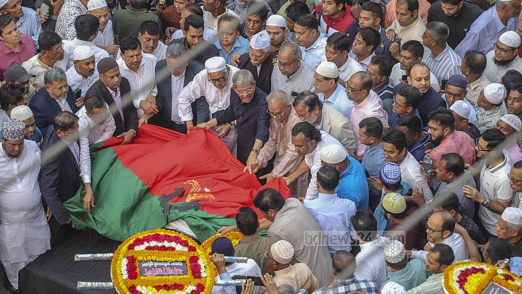 রাজধানীর নয়া পল্টনে কেন্দ্রীয় কার্যালয়ের সামনে বিএনপির প্রয়াত ভাইস চেয়ারম্যান আবদুল্লাহ আল নোমানের প্রতি শেষ শ্রদ্ধা।