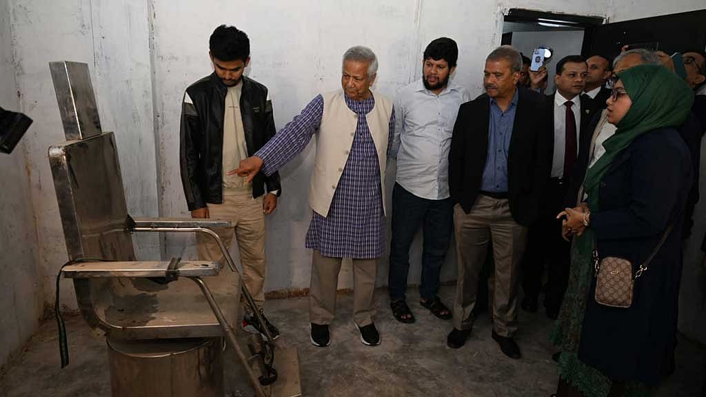 During the tenure of the ousted Awami League government, many individuals were detained in secret chambers used as clandestine prisons. Following the change in government, Chief Advisor Muhammad Yunus visited three such detention centres, which have gained notoriety under the name “Aynaghor”.
