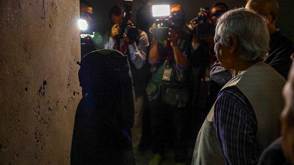১২ ফেব্রুয়ারি ২০২৫: বিগত সরকারের আমলে ‘আয়নাঘর’ নামে কুখ্যাতি পাওয়া তিনটি গোপন বন্দিশালা ঘুরে দেখেন প্রধান উপদেষ্টা মুহাম্মদ ইউনূস; দেখেন নির্যাতনে ব্যবহৃত বৈদ্যুতিক চেয়ার, দেয়ালে লেখা কলেমা, দাগ কাটা দিনের পরিসংখ্যানসহ বহু কিছু। ছবি: পিআইডি